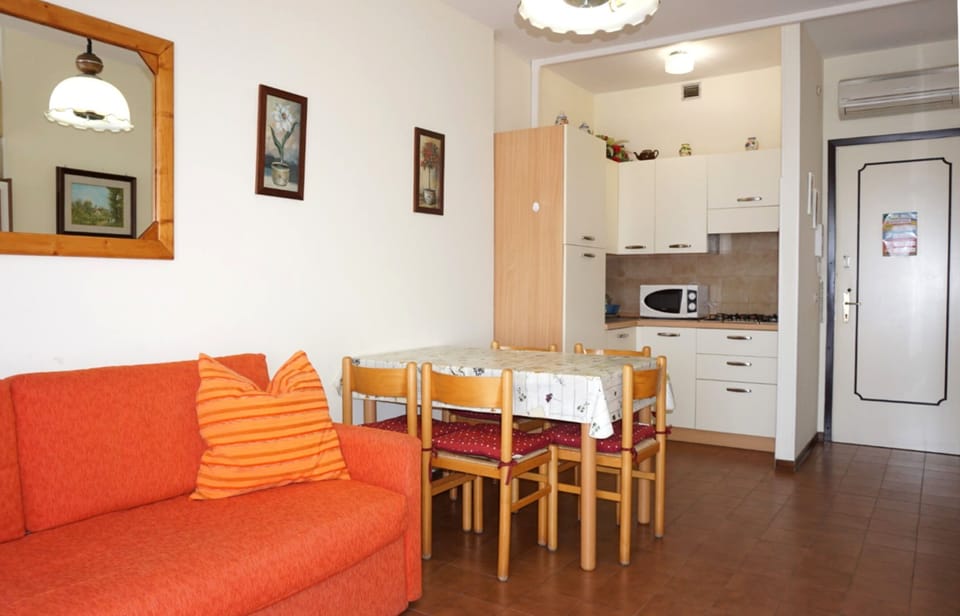Apartment, 1 Bedroom, Balcony, City View | Interior