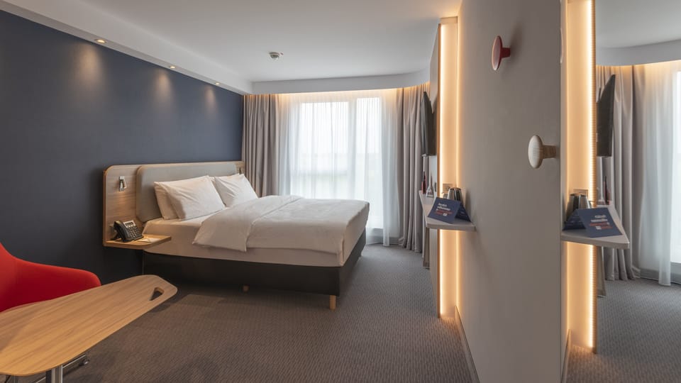 Hypo-allergenic bedding, in-room safe, desk, laptop workspace