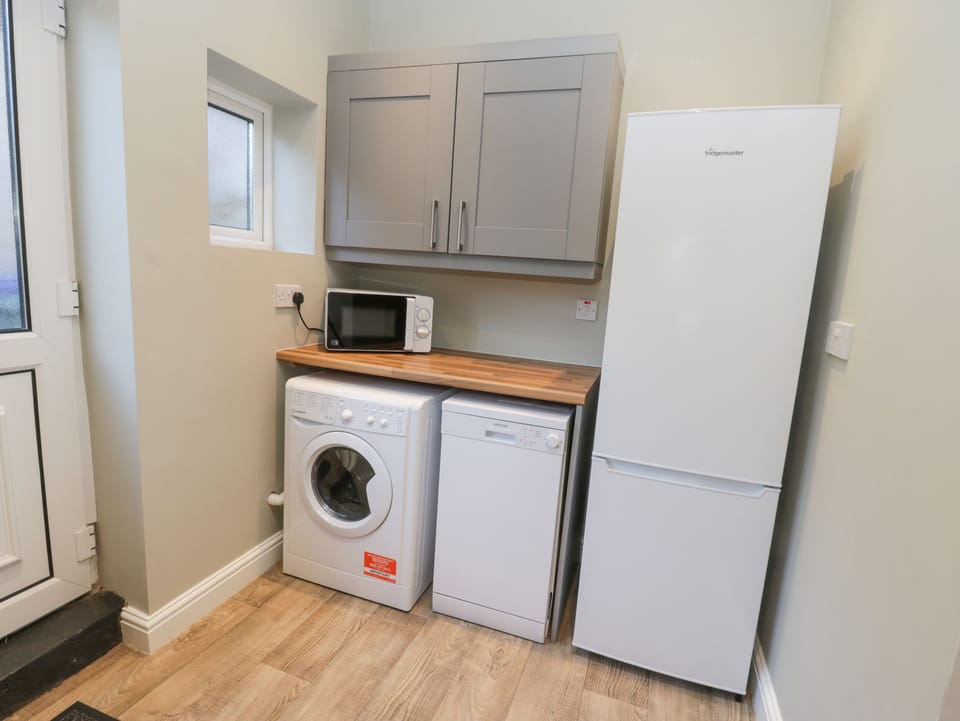 Cottage | Private kitchen | Fridge, dishwasher, electric kettle, toaster