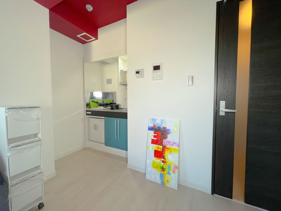 Deluxe Family Suite, Non Smoking | Private kitchenette | Fridge, stovetop, electric kettle, cookware/dishes/utensils