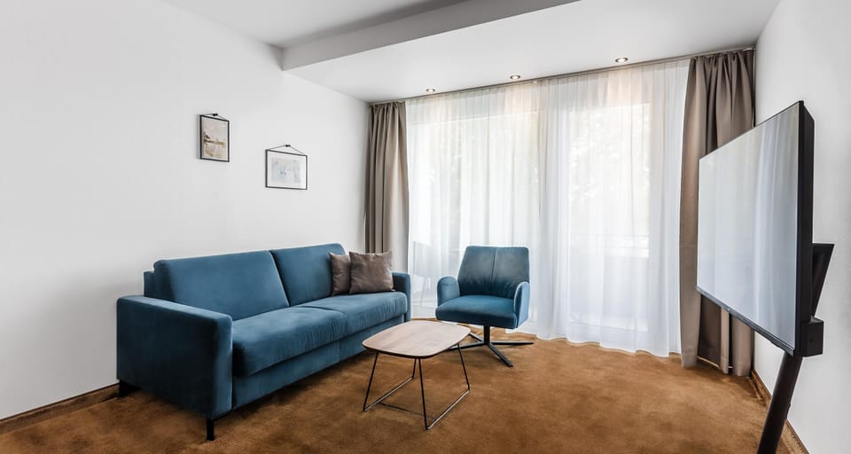 Standard Room, 1 Double Bed, Balcony, Lake View | Minibar, in-room safe, individually decorated, individually furnished