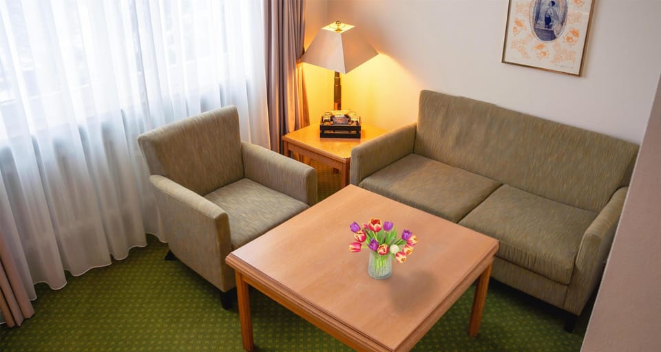 Standard Room, 1 Queen Bed (Quiet Location) | Minibar, in-room safe, individually decorated, individually furnished