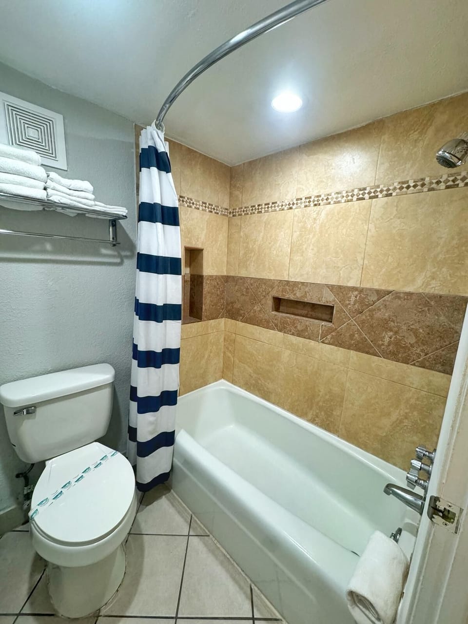 Hawaiian Inn Studios Apartment in Daytona Beach Shores