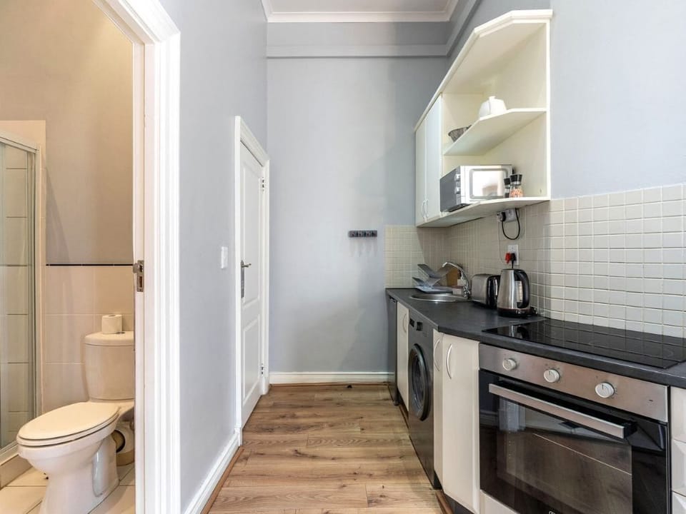 Standard Apartment, 1 Bedroom, Non Smoking | Bathroom | Shower, free toiletries, hair dryer, towels