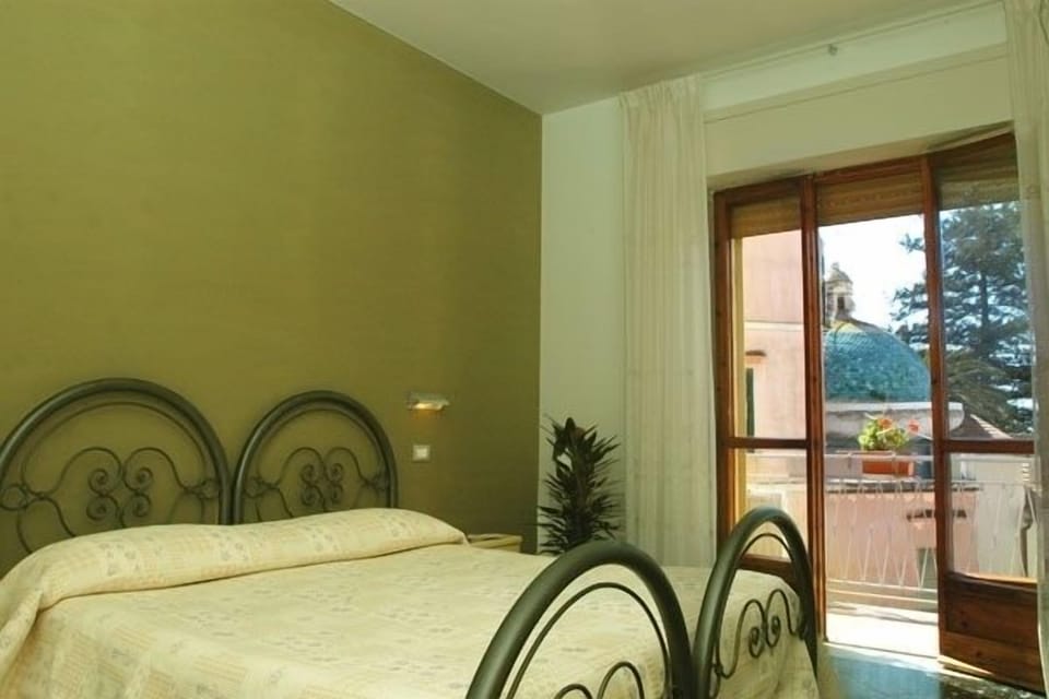 Minibar, desk, free WiFi, bed sheets