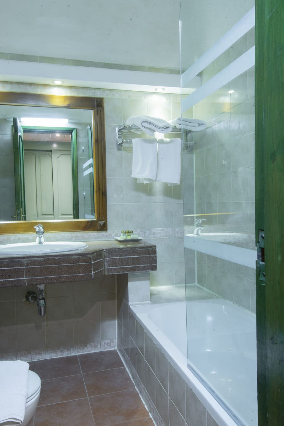 Standard Room | Minibar, in-room safe, blackout drapes, bed sheets