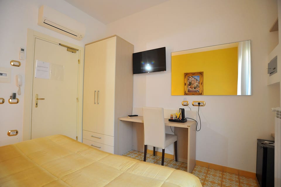 Double Room | Minibar, in-room safe, desk, soundproofing