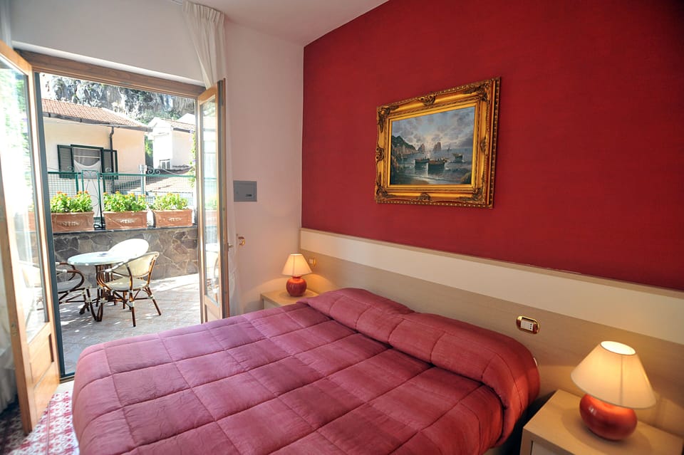 Double Room | Minibar, in-room safe, desk, soundproofing