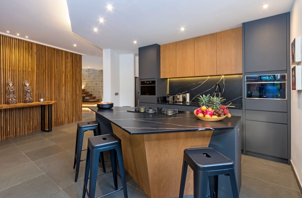 Exclusive Villa, 4 Bedrooms | Private kitchenette | Fridge, microwave, oven, stovetop