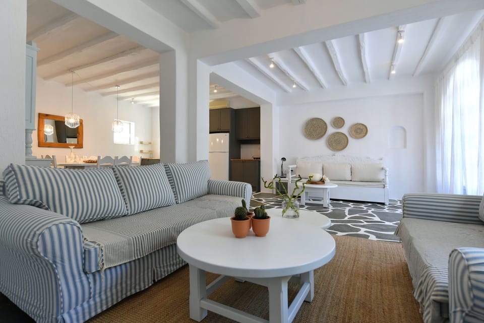 Apartment | Living area | Fireplace