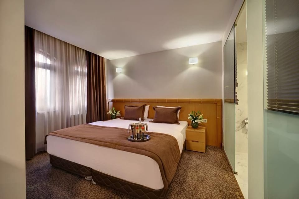 Luxury Studio Suite, Smoking, City View | Egyptian cotton sheets, premium bedding, Select Comfort beds