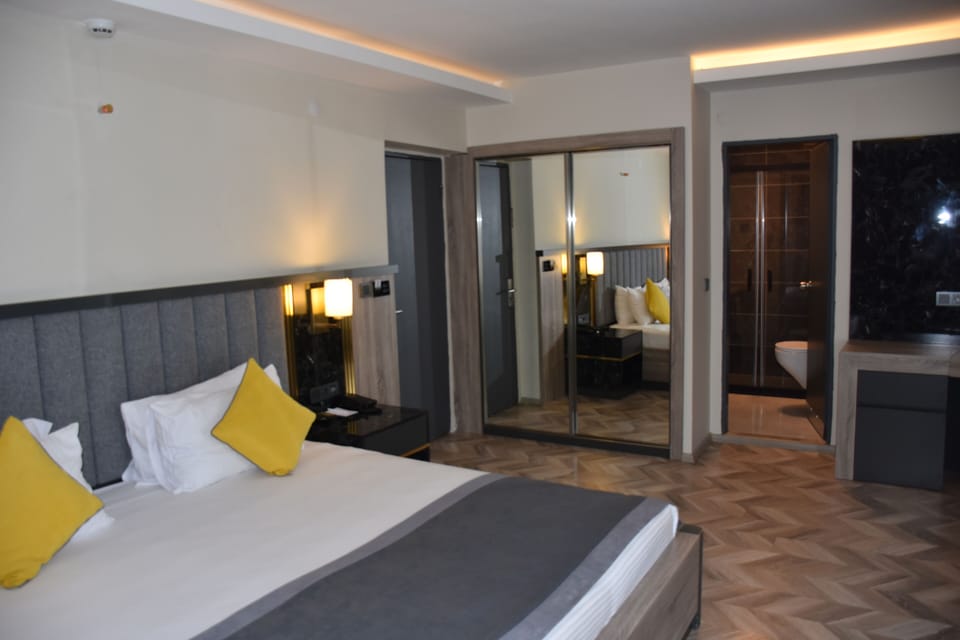 Business Room, Balcony | Minibar (free items), in-room safe, desk, laptop workspace