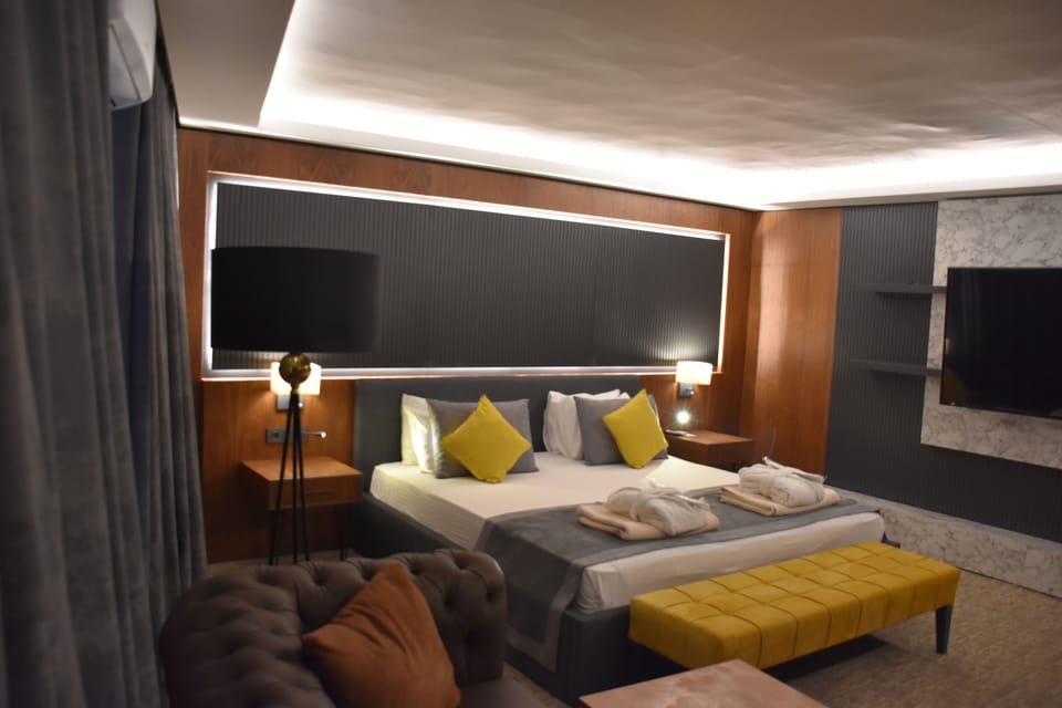 King Suite | Minibar (free items), in-room safe, desk, laptop workspace
