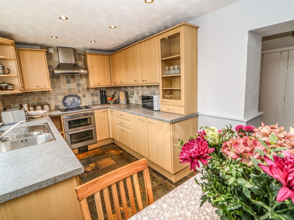 Cottage | Private kitchen | Fridge, dishwasher, electric kettle, toaster