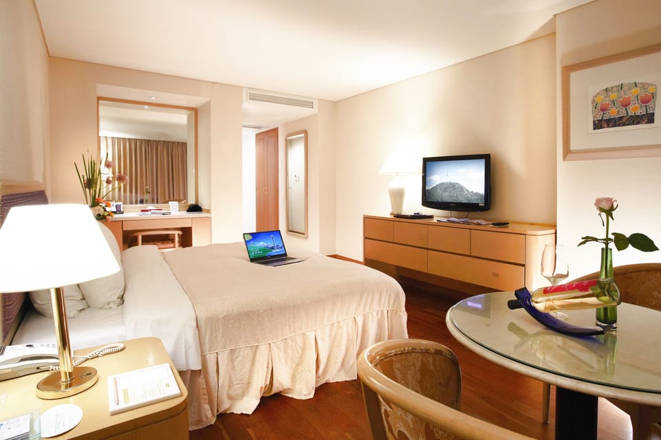 Premium bedding, down comforters, in-room safe, laptop workspace