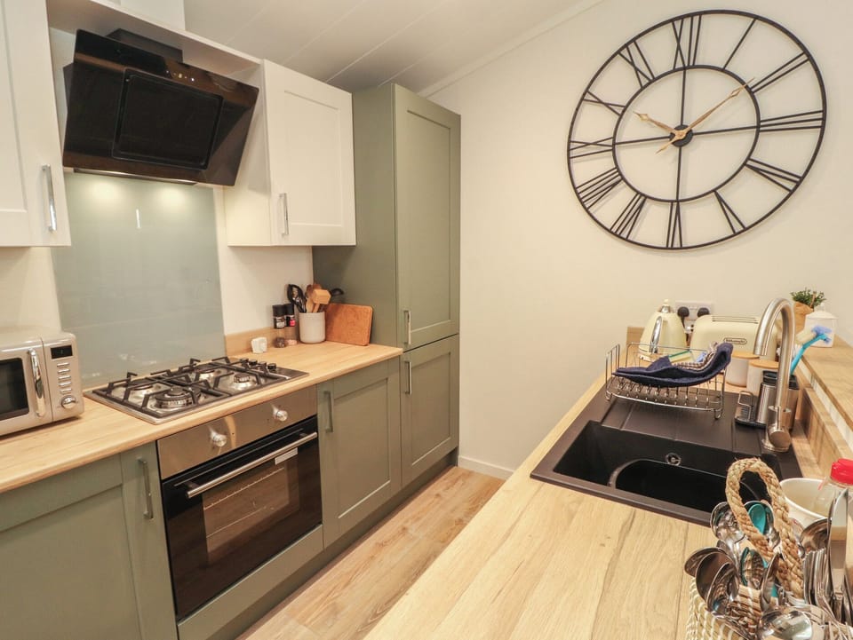 Cottage | Private kitchen | Fridge, microwave, dishwasher, cookware/dishes/utensils