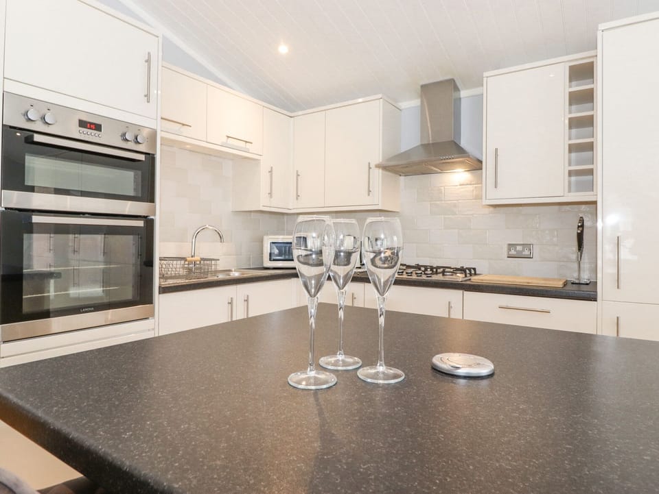 Cottage | Private kitchen | Fridge, microwave, dishwasher, electric kettle