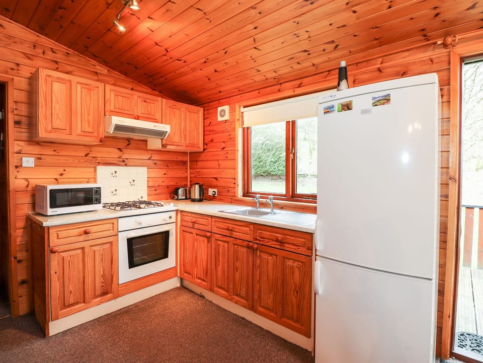 Cottage | Private kitchen | Fridge, microwave, cookware/dishes/utensils