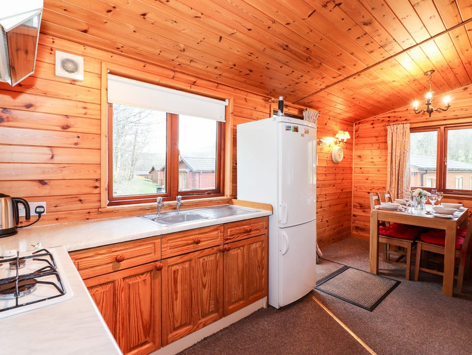 Cottage | Private kitchen | Fridge, microwave, cookware/dishes/utensils