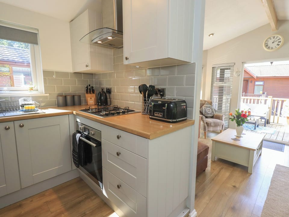 Cottage | Private kitchen | Fridge, microwave, cookware/dishes/utensils