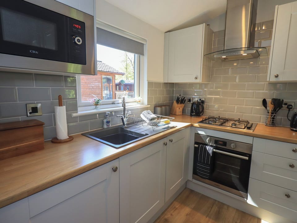Cottage | Private kitchen | Fridge, microwave, cookware/dishes/utensils