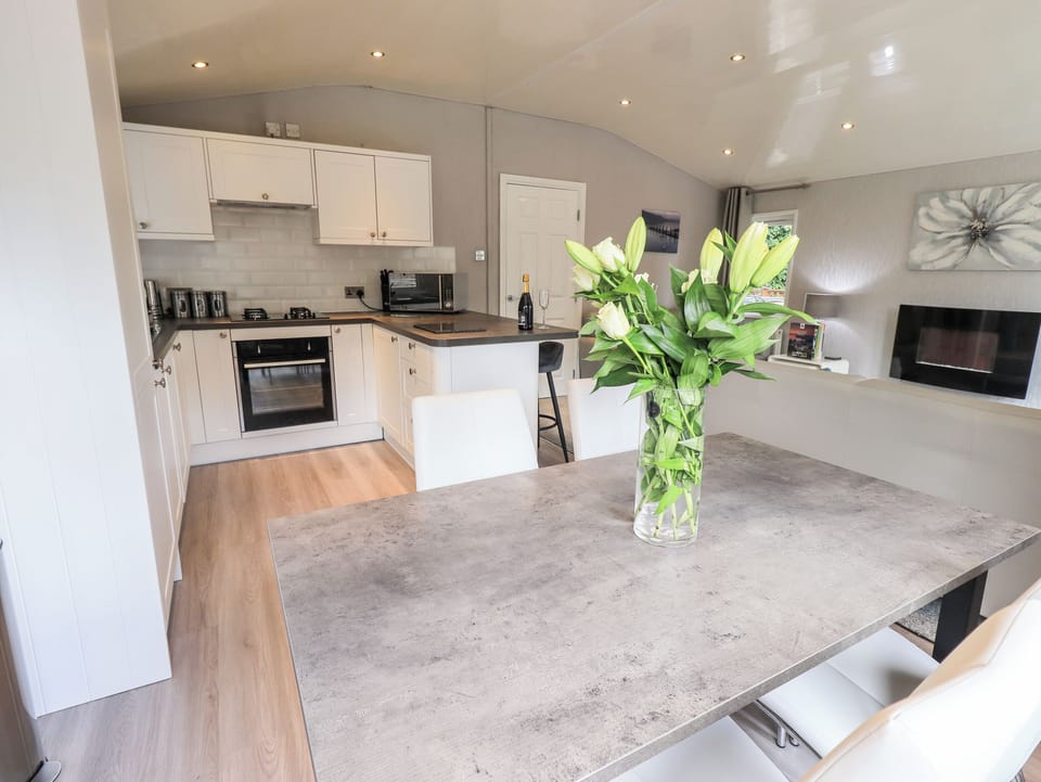 Cottage | Private kitchen | Fridge, microwave, dishwasher, cookware/dishes/utensils