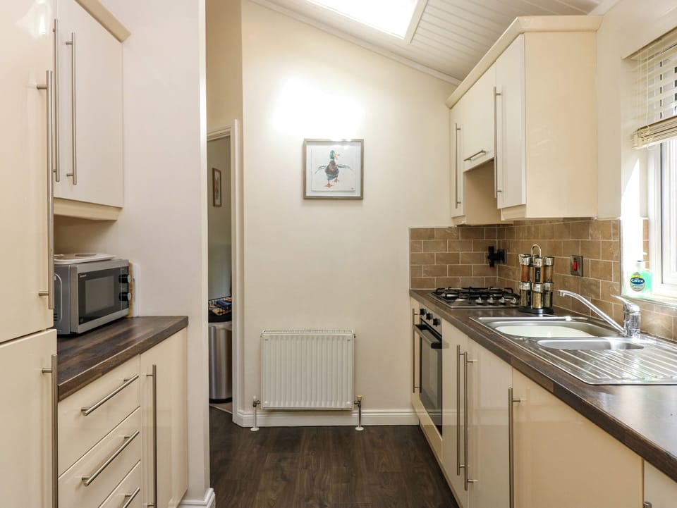 Cottage | Private kitchen | Fridge, microwave, dishwasher, cookware/dishes/utensils