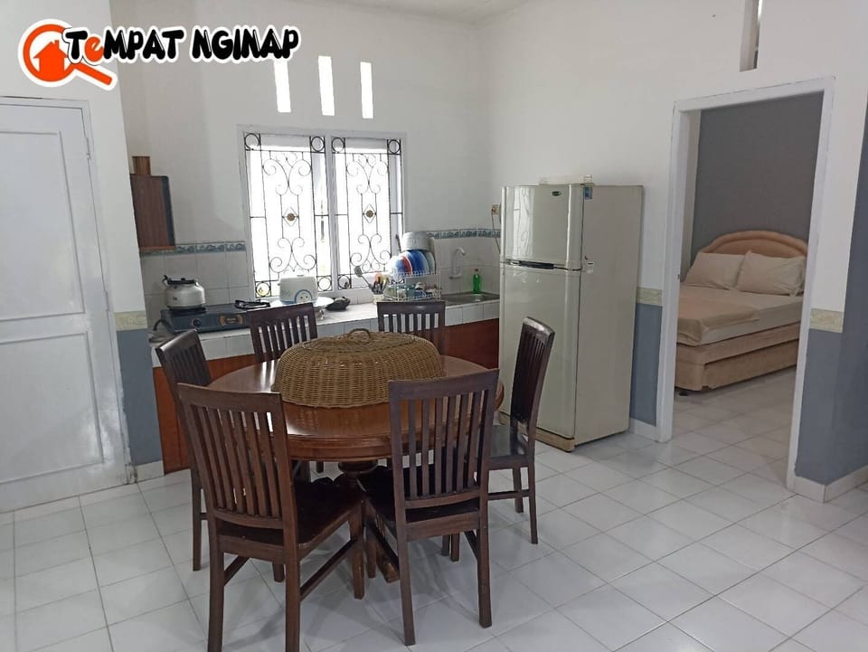 Family Villa, 3 Bedrooms | Dining room
