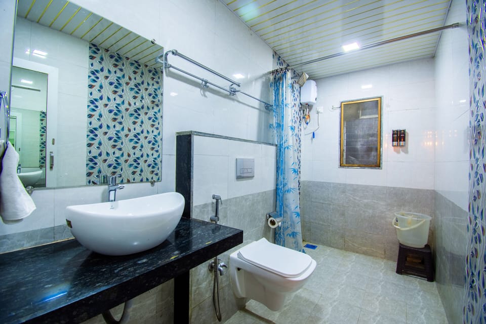 Standard Room, 1 Double Bed | Bathroom | Shower, towels