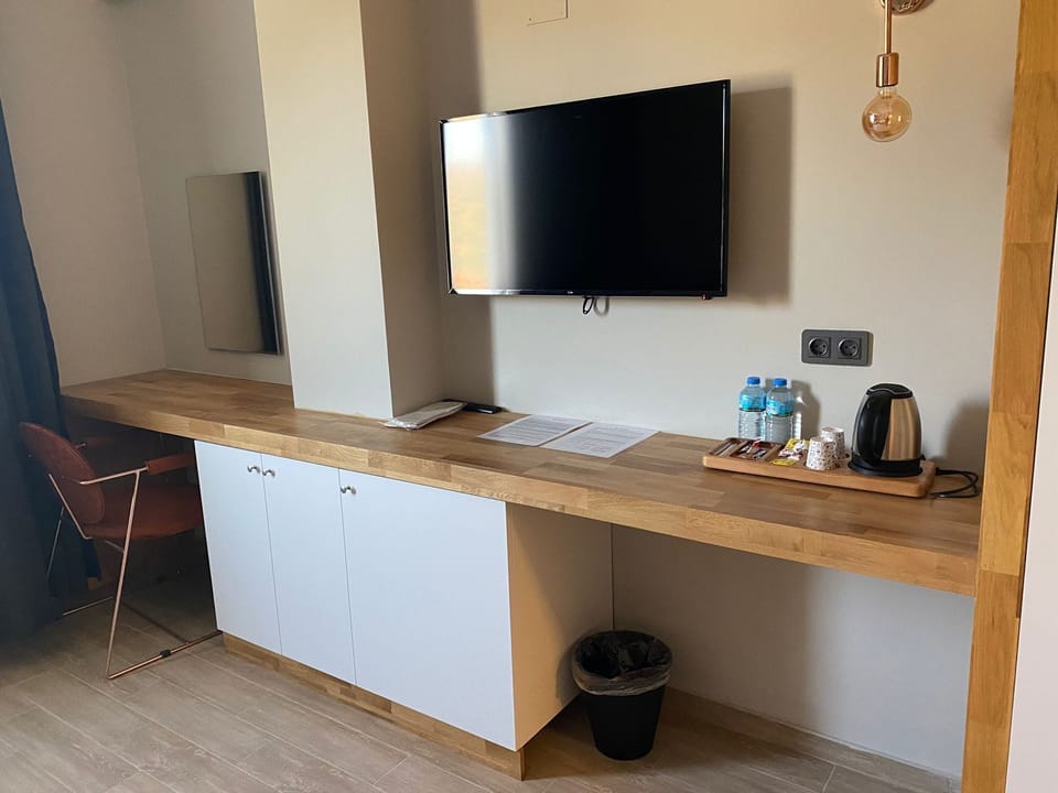 Standard Triple Room | In-room safe, laptop workspace, free WiFi, bed sheets