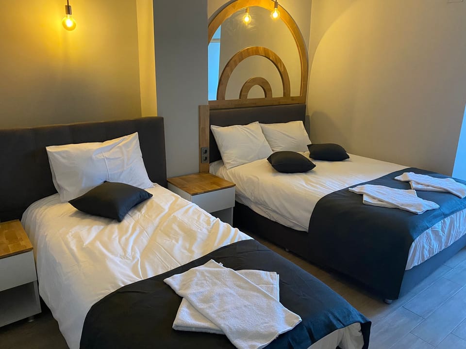 Standard Triple Room | In-room safe, laptop workspace, free WiFi, bed sheets