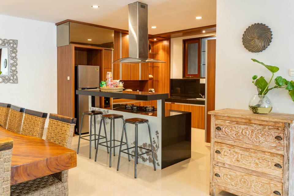 Full-size fridge, microwave, stovetop, electric kettle
