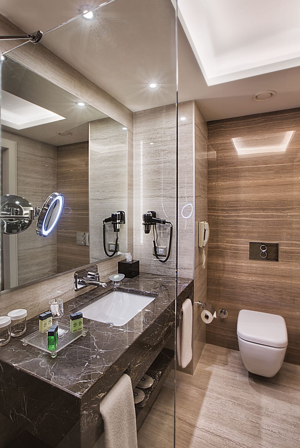 Superior Room with City View | Bathroom | Shower, rainfall showerhead, free toiletries, hair dryer