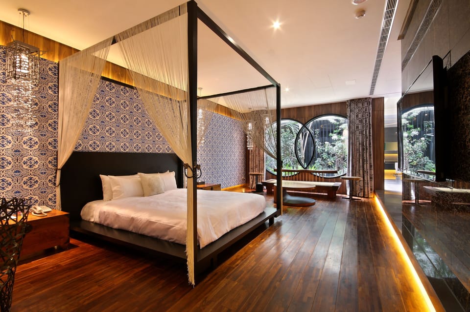 Premium bedding, down comforters, minibar, desk