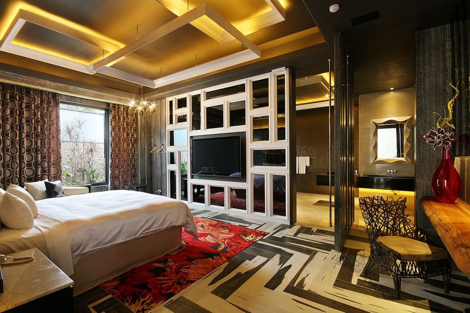 Premium bedding, down comforters, minibar, desk
