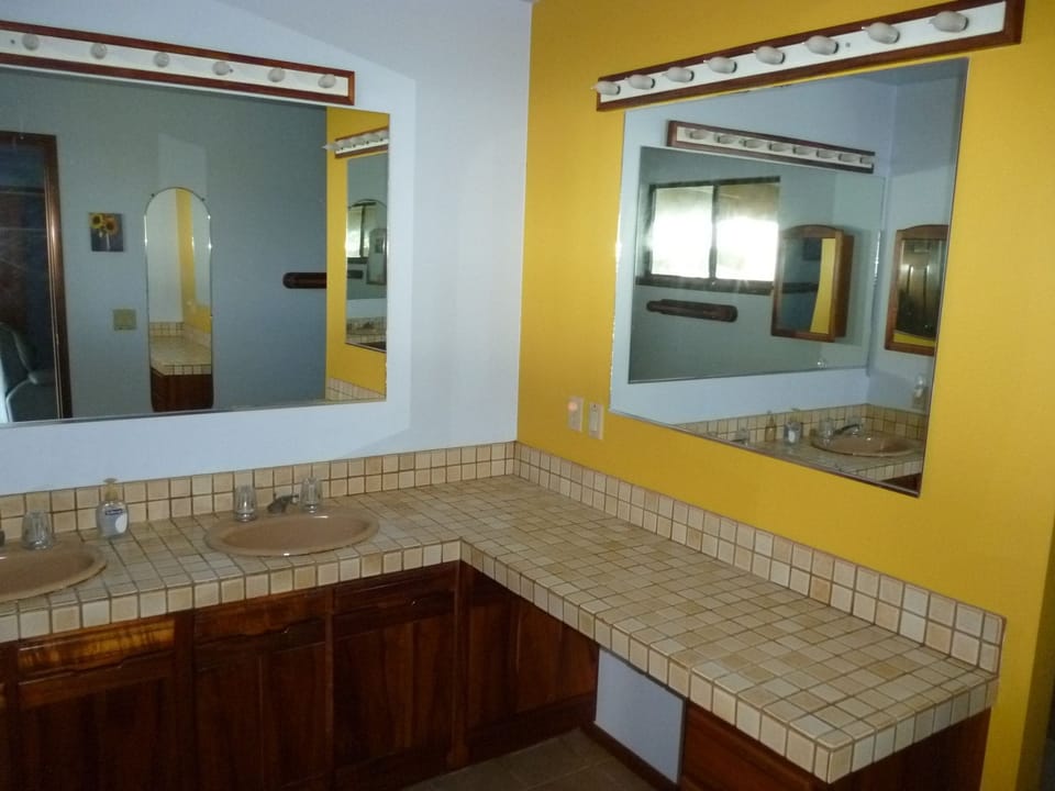 Deluxe Room, Ocean View (The Pacific Room) | Bathroom | Free toiletries, hair dryer, towels, shampoo
