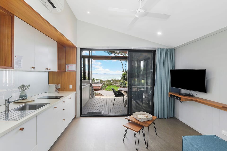 Premium Villa - Sleeps 2 | Private kitchen | Microwave, stovetop, toaster, cookware/dishes/utensils