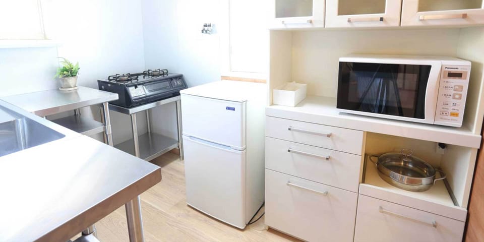 Cottage, Non Smoking | Private kitchenette | Fridge, microwave, stovetop, cookware/dishes/utensils