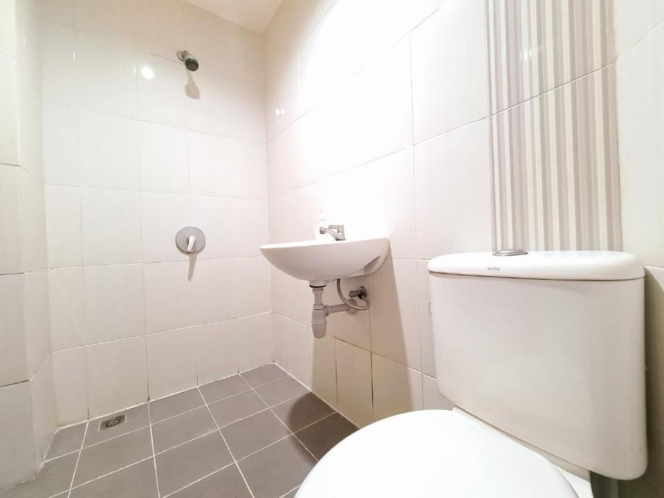 Shower, rainfall showerhead, free toiletries, towels