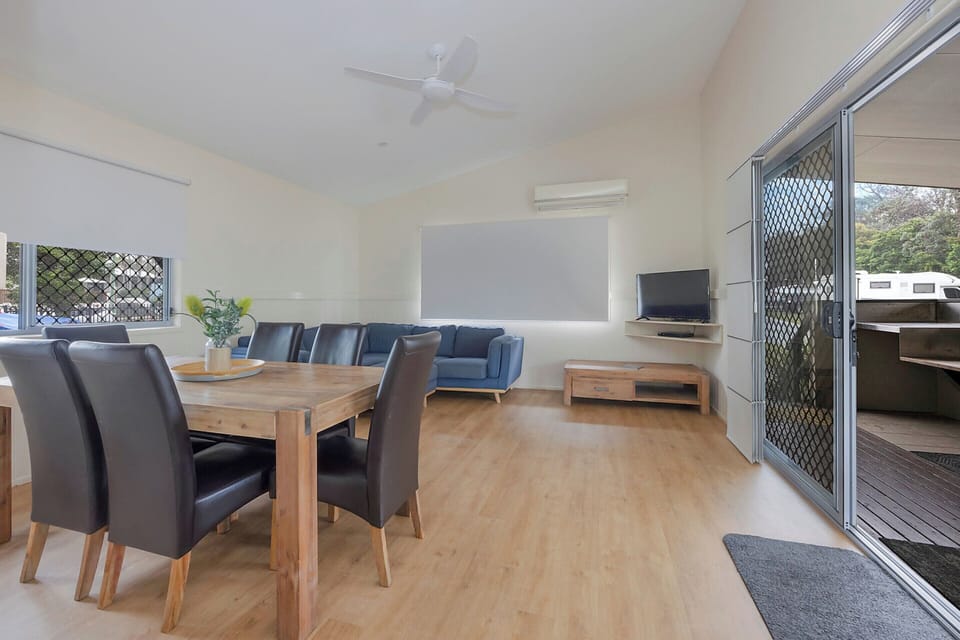 Deluxe Cabin - Sleeps 5 - Accessible | In-room dining