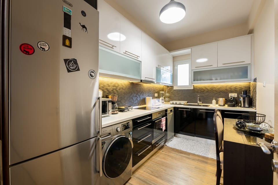 City Apartment | Private kitchen | Full-size fridge, microwave, oven, dishwasher