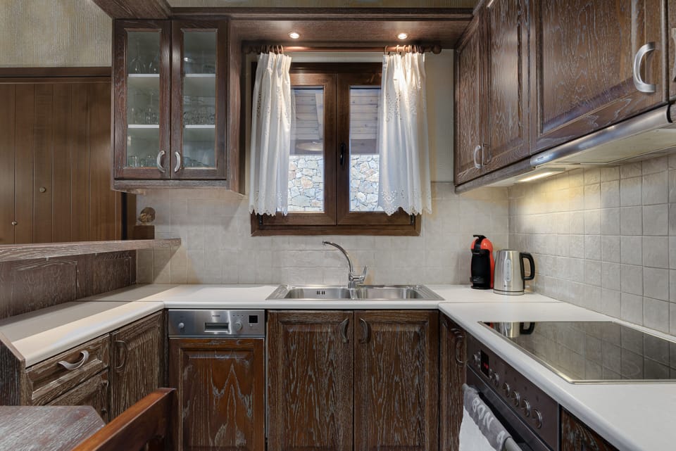 Full-size fridge, oven, stovetop, cookware/dishes/utensils