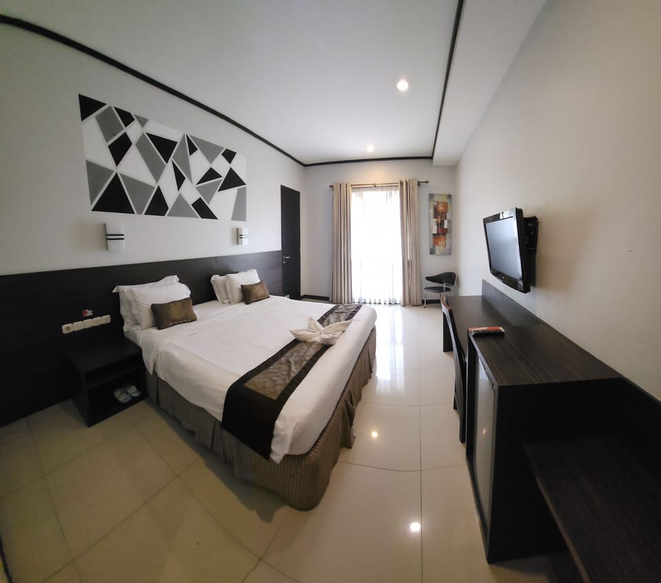 Deluxe King | In-room safe, desk, iron/ironing board, free WiFi