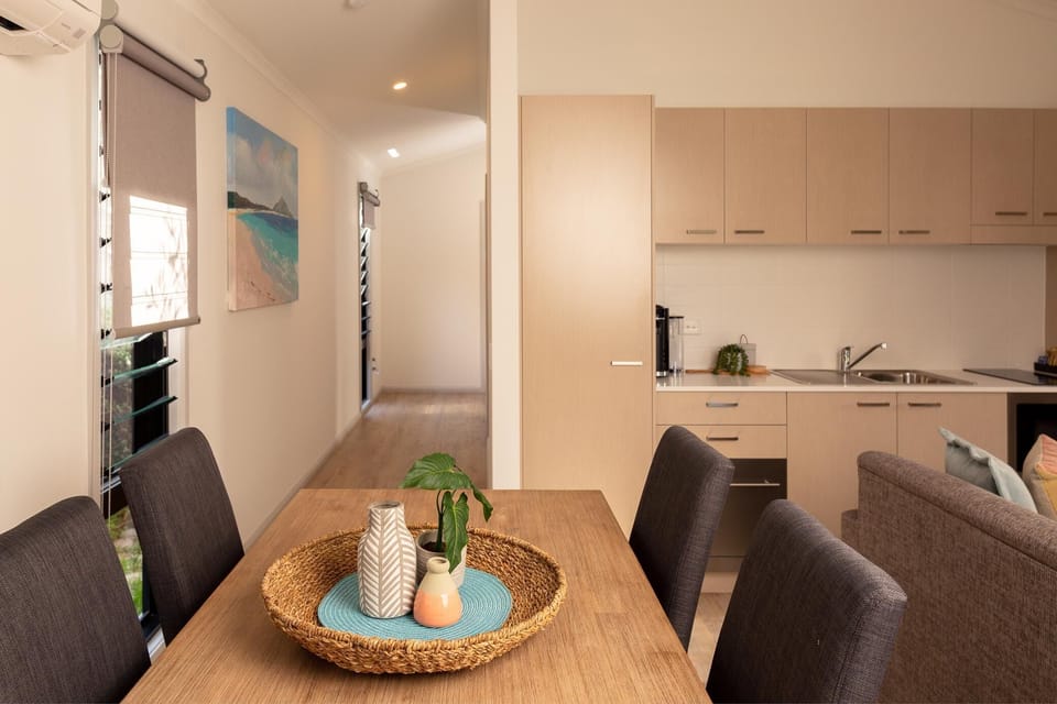 Deluxe Villa - Sleeps 4 -2 Bedroom - Accessible | Dining room