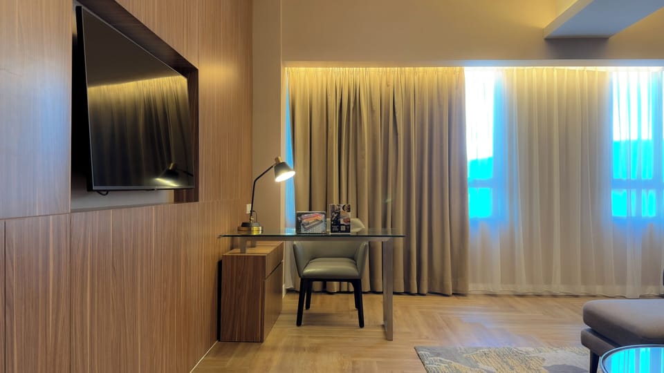 Ambassador Suite Room | Living area | 32-inch LED TV with satellite channels, TV