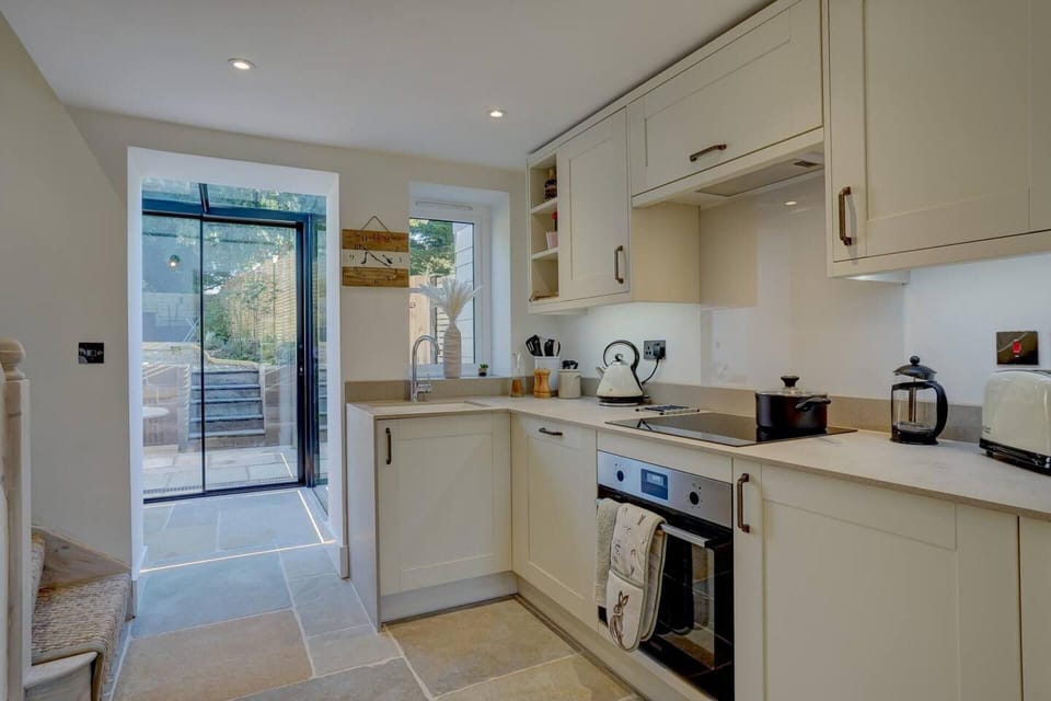 Cottage | Private kitchen | Fridge, microwave, oven, stovetop