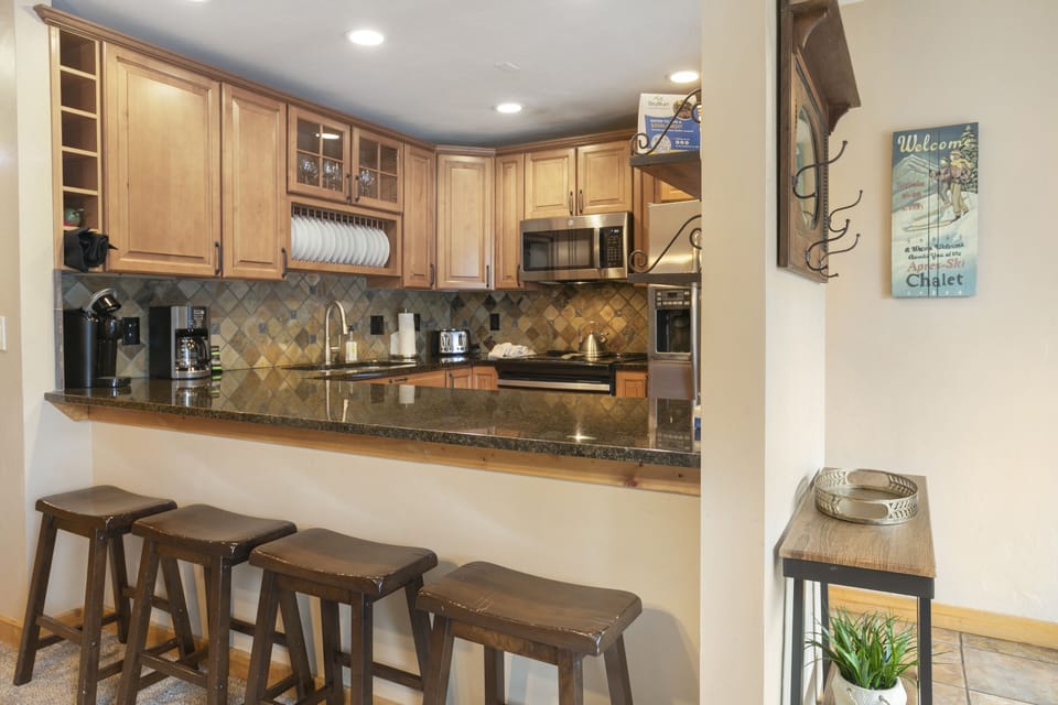 Condo, 2 Bedrooms | Private kitchen | Fridge, oven, coffee/tea maker, toaster