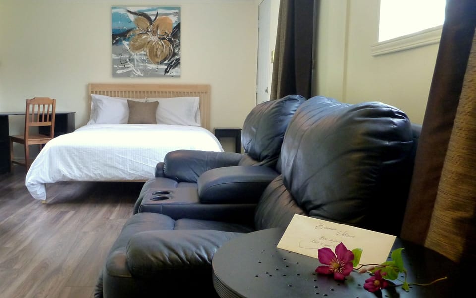 Comfort Bungalow, 1 Queen Bed, Courtyard View | Premium bedding, desk, blackout drapes, bed sheets