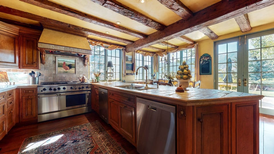 House, 4 Bedrooms | Private kitchen | Fridge, oven, coffee/tea maker, toaster