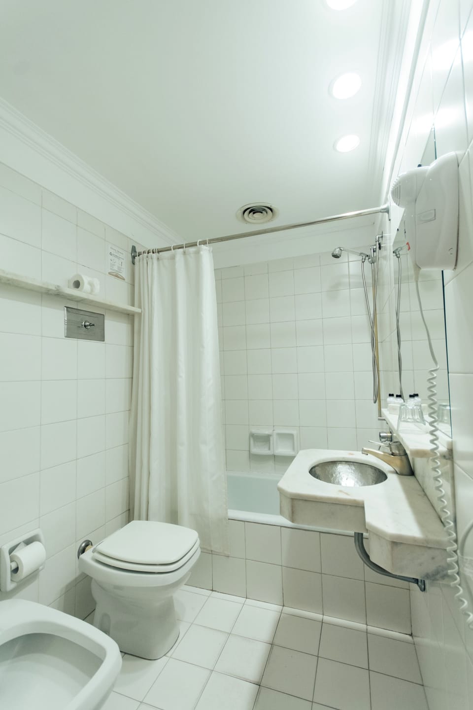 Combined shower/tub, deep soaking tub, rainfall showerhead